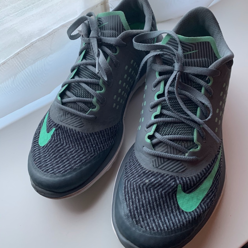 Ladies Nike size 8 Fitsole Sneaker